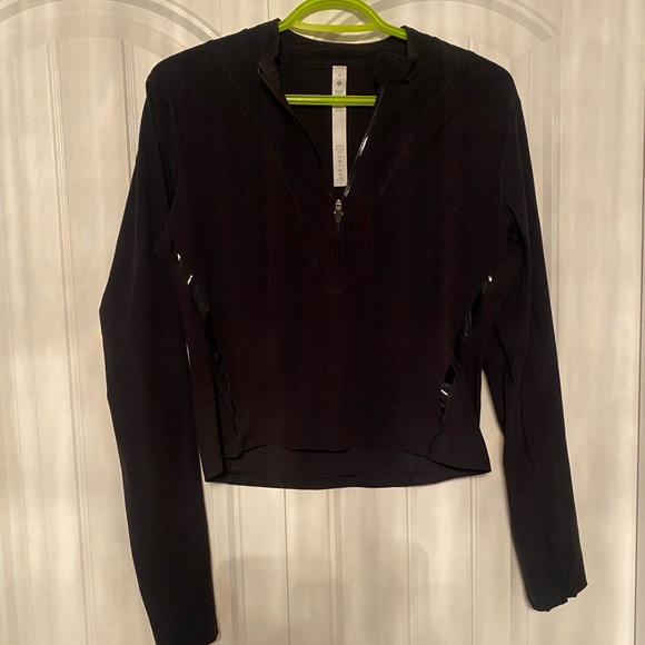 SOLD Lulu cropped reflective long sleeve - Picture 2 of 5